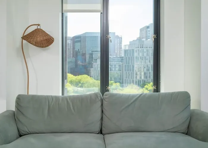 Luxury Apartment W King Bed Shared Pool & Rooftop